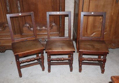 null Suite de trois chaises lorraines dont une paire en bois naturel à assise rectangulaire.

Epoque...