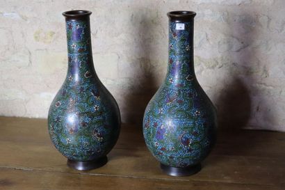 null JAPON, période Meiji (1868-1912)

Paire de vases balustre en bronze patiné et...