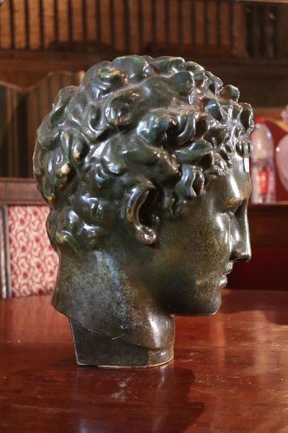 null Tête d'Apollon en terre cuite émaillée à l'imitation du bronze.

H_35 cm