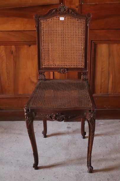 null Chaise de chambre en bois naturel finement sculpté de coquilles et rinceaux...