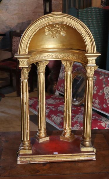 null Niche en colonnade en bois sculpté et doré, composé de quatre colonnes à chapiteau...
