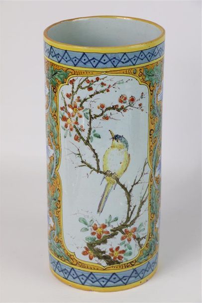 null NEVERS, Antoine MONTAGNON.

Vase de forme cylindrique à décor japonisant d'oiseaux...