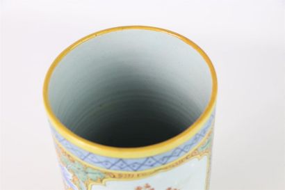 null NEVERS, Antoine MONTAGNON.

Vase de forme cylindrique à décor japonisant d'oiseaux...