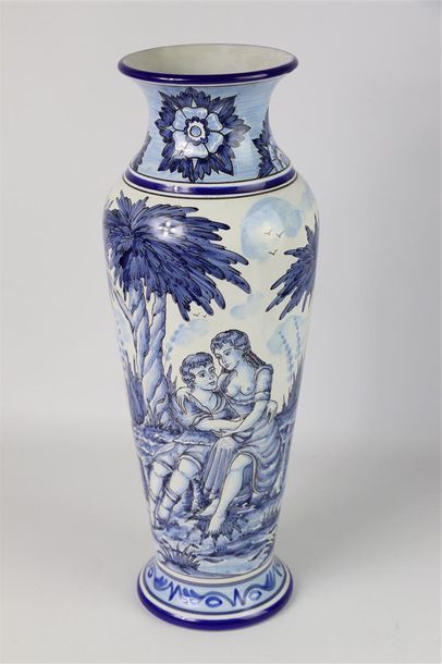 null NEVERS, Jean MONTAGNON.

Grand vase en faience à décor en camaieu bleu figurant...