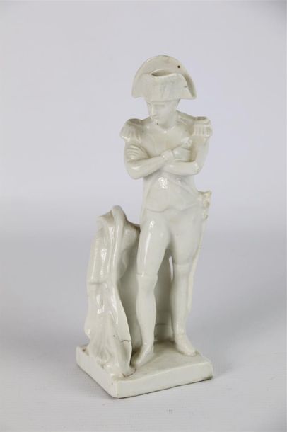 null PARIS.

Statuette en porcelaine blanche figurant Napoléon 1er, debout, les bras...