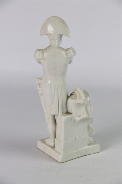 null PARIS.

Statuette en porcelaine blanche figurant Napoléon 1er, debout, les bras...