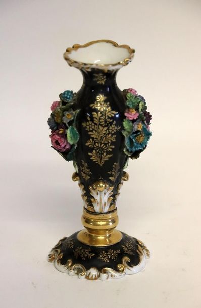 null PARIS, Jacob PETIT.

Vase en porcelaine à décor en relief de fleurs, le corps...