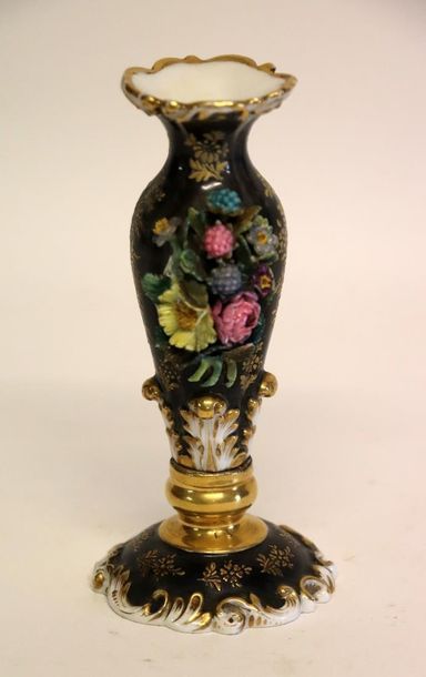 null PARIS, Jacob PETIT.

Vase en porcelaine à décor en relief de fleurs, le corps...