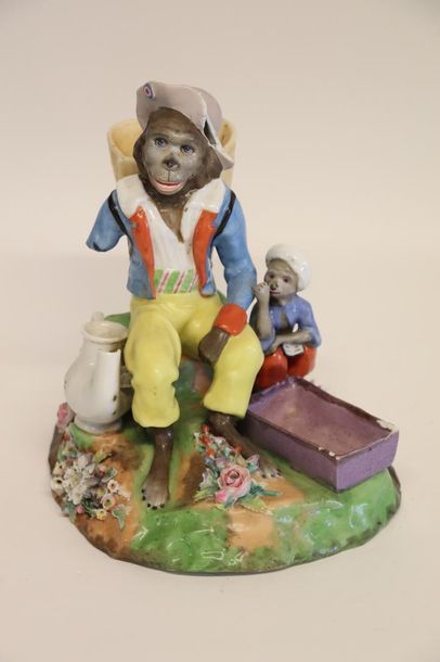 null PARIS, Jacob PETIT.

Groupe en porcelaine figurant un singe et son enfant.

XIXème...