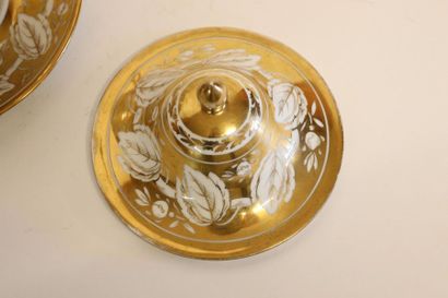 null PARIS.

Bouillon et son dormant en porcelaine à décor dégagé sur fond or de...