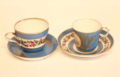 null PARIS.

Deux tasses et leurs sous tasses en porcelaine à fond turquoise, l'une...