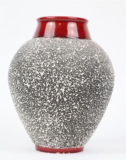 null Paul MILET (1870-1950) à SÈVRES.

Vase en céramique, la panse renflée vermiculée...
