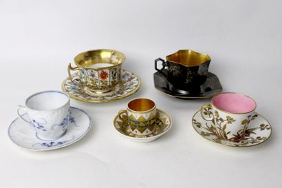 null Ensemble de cinq tasses et soucoupes en porcelaine à décors polychromes de fleurs.

XIXème...