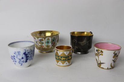 null Ensemble de cinq tasses et soucoupes en porcelaine à décors polychromes de fleurs.

XIXème...