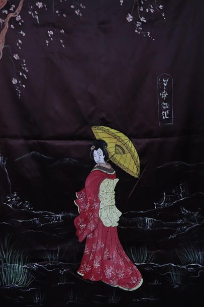null Importante soierie violette à décor peint en polychromie d'une japonaise à l'ombrelle.

Signée...