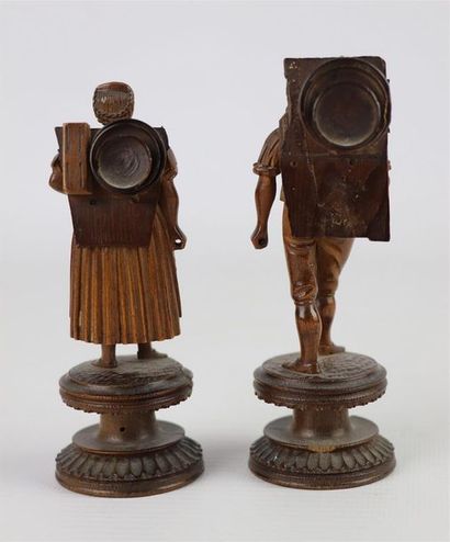 null Paire de statuettes en buis finement sculpté figurant un couple de colporteurs.

Travail...