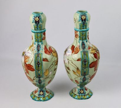 null GIEN.

Paire de vases en céramique émaillée de fleurs dans le goût de Théodore...