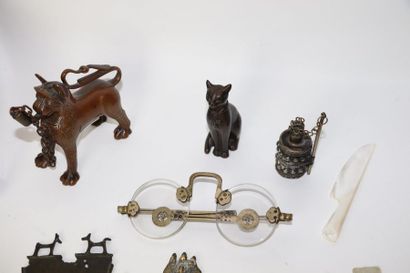 null Lot d'objets de vitrine et curiosités comprenant notamment un chat en bronze...