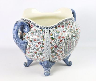 null GIEN.

Importante jardinière en faience à décor cachemire.

Elle comporte deux...