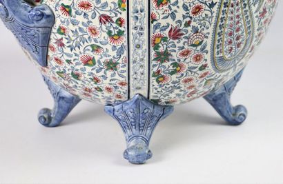 null GIEN.

Importante jardinière en faience à décor cachemire.

Elle comporte deux...