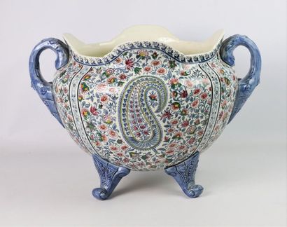 null GIEN.

Importante jardinière en faience à décor cachemire.

Elle comporte deux...