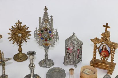 null Important ensemble de mobilier liturgique de poupée, miniature, comprenant des...