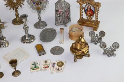 null Important ensemble de mobilier liturgique de poupée, miniature, comprenant des...