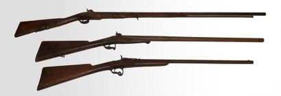 null Trois fusils de chasse anciens, l'un sculpté d'une hure de sanglier.

L_140...