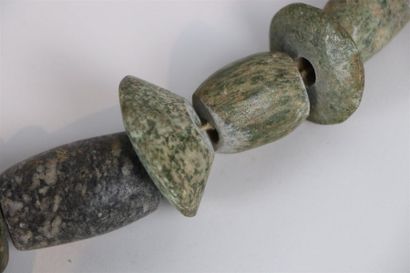 null IMPORTANT COLLIER composé de 36 perles de formes diverses en néphrite, jadéite...