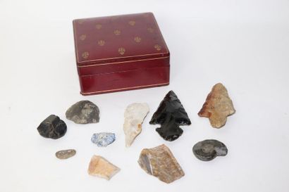 null Lot de curiosités comprenant diverses pierres dures, fragments d'objets de fouilles...