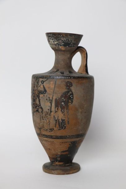 null Ensemble d'objets de curiosité comprenant quatre vases anciens ou de style en...