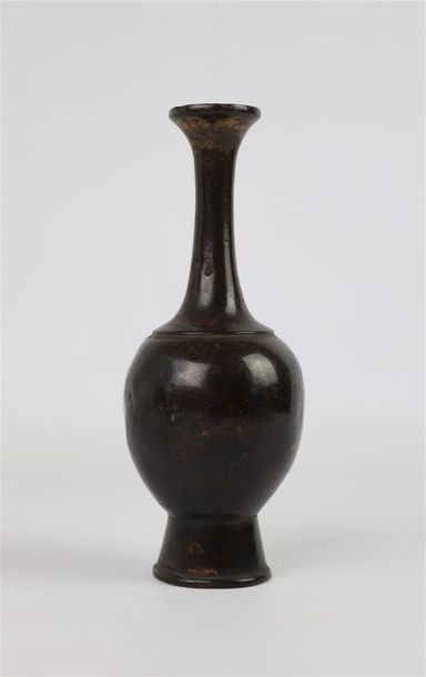 null JAPON.

Vase balustre en bronze à haut col.

XVIIIème siècle.

H_18.5 cm, b...
