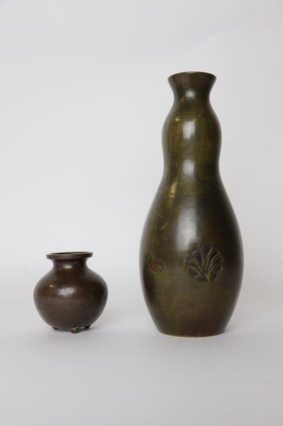 null JAPON.

Deux vases en bronze patiné, l'un à décor de motifs stylisés, l'autre...