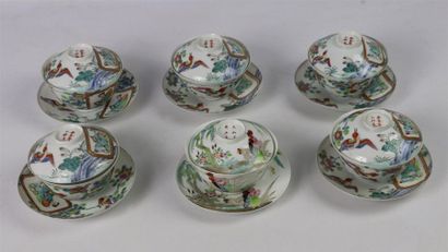 null JAPON.

Ensemble de six bols couverts et leurs présentoirs en porcelaine à décor...