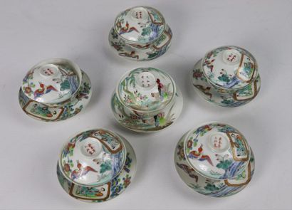 null JAPON.

Ensemble de six bols couverts et leurs présentoirs en porcelaine à décor...