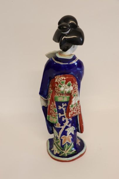 null JAPON, vers 1900-1920.

Statuette en porcelaine figurant une japonaise en costume...