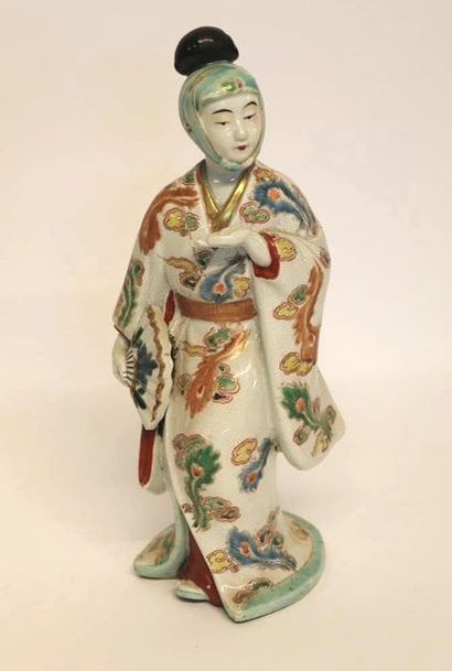 null JAPON, vers 1900-1920.

Statuette en porcelaine figurant une japonaise vêtue...