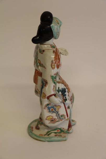 null JAPON, vers 1900-1920.

Statuette en porcelaine figurant une japonaise vêtue...