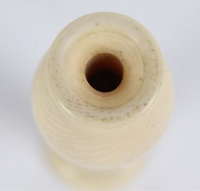 null JAPON.

Vase en ivoire tourné de forme balustre allongée.

Vers 1900.

H_13,6...