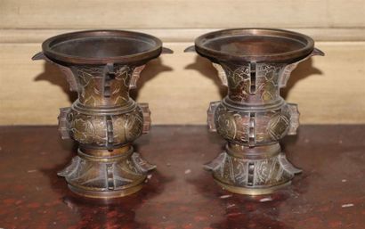 null JAPON, Période Meiji (1868-1912).

Paire de vases de forme Gu en bronze patiné...
