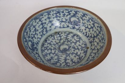 null CHINE, Dynastie Qing (1644-1912).

Jatte en porcelaine blanche à décor blanc-bleu...
