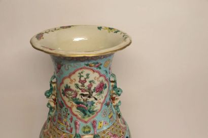 null CHINE, Canton.

Grand vase en porcelaine à décor polychrome d'oiseaux branchés,...