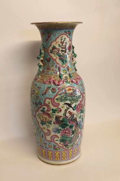 null CHINE, Canton.

Grand vase en porcelaine à décor polychrome d'oiseaux branchés,...