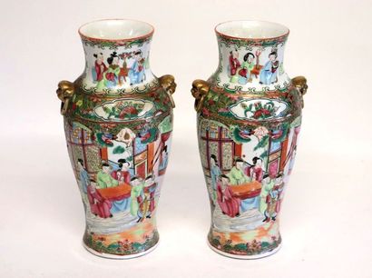 null CHINE, Canton. 

Paire de vases en porcelaine à décor polychrome de scènes de...