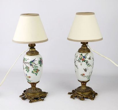 null Paire de lampes en ancienne porcelaine de Chine à décor de la famille verte,...