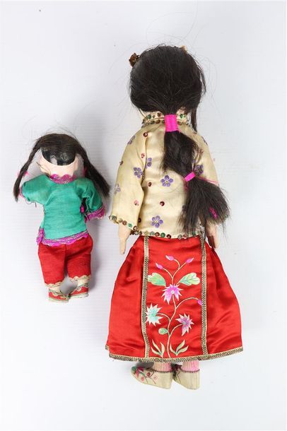 null CHINE.

Deux poupées en composition, bois, tissu et cheveux naturels.

Vers...