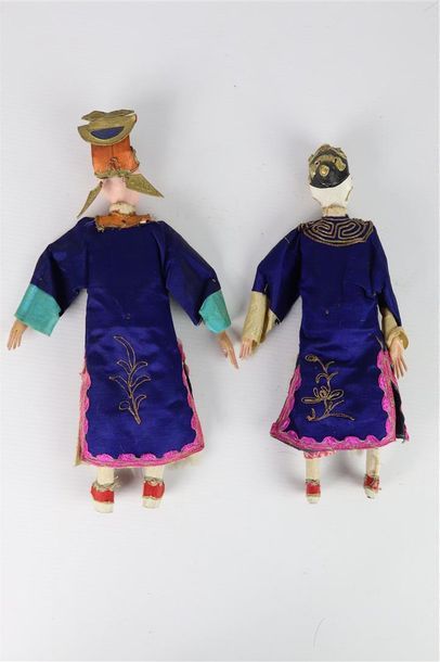 null CHINE.

Couple de poupées en terre cuite polychrome, bois et tissu figurant...