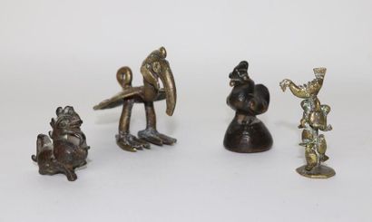 null INDE.

Ensemble de quatre poids et figures zoomorphes en bronze et bronze patiné...