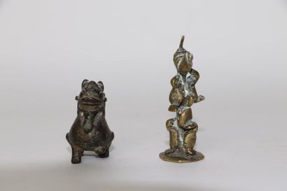 null INDE.

Ensemble de quatre poids et figures zoomorphes en bronze et bronze patiné...