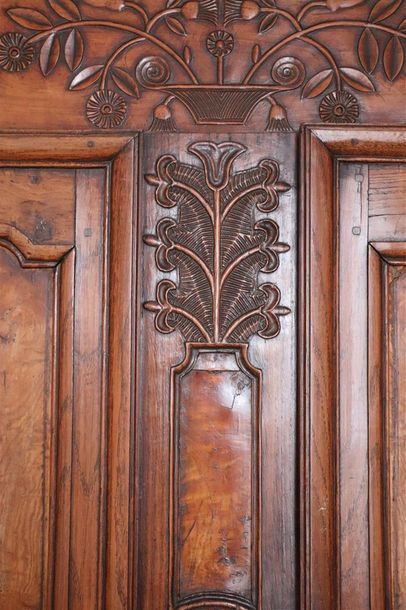 null Armoire normande ouvrant à deux portes en bois mouluré et sculpté à décor de...